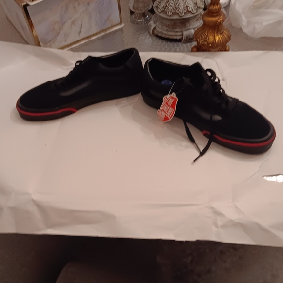 Vans - Picture 4 of 6